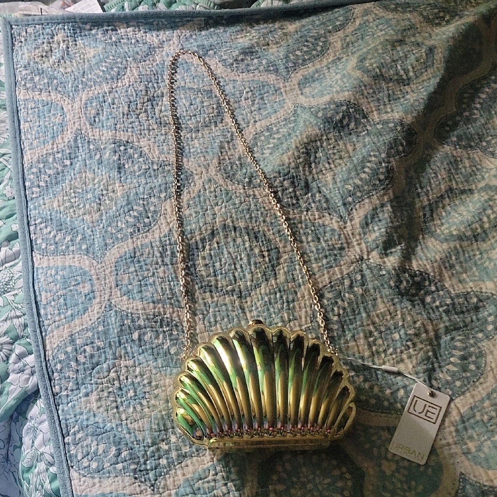 NWT Urban Outfitters Gold Shell Clutch purse. NO CALL OUTS. Excellent Score